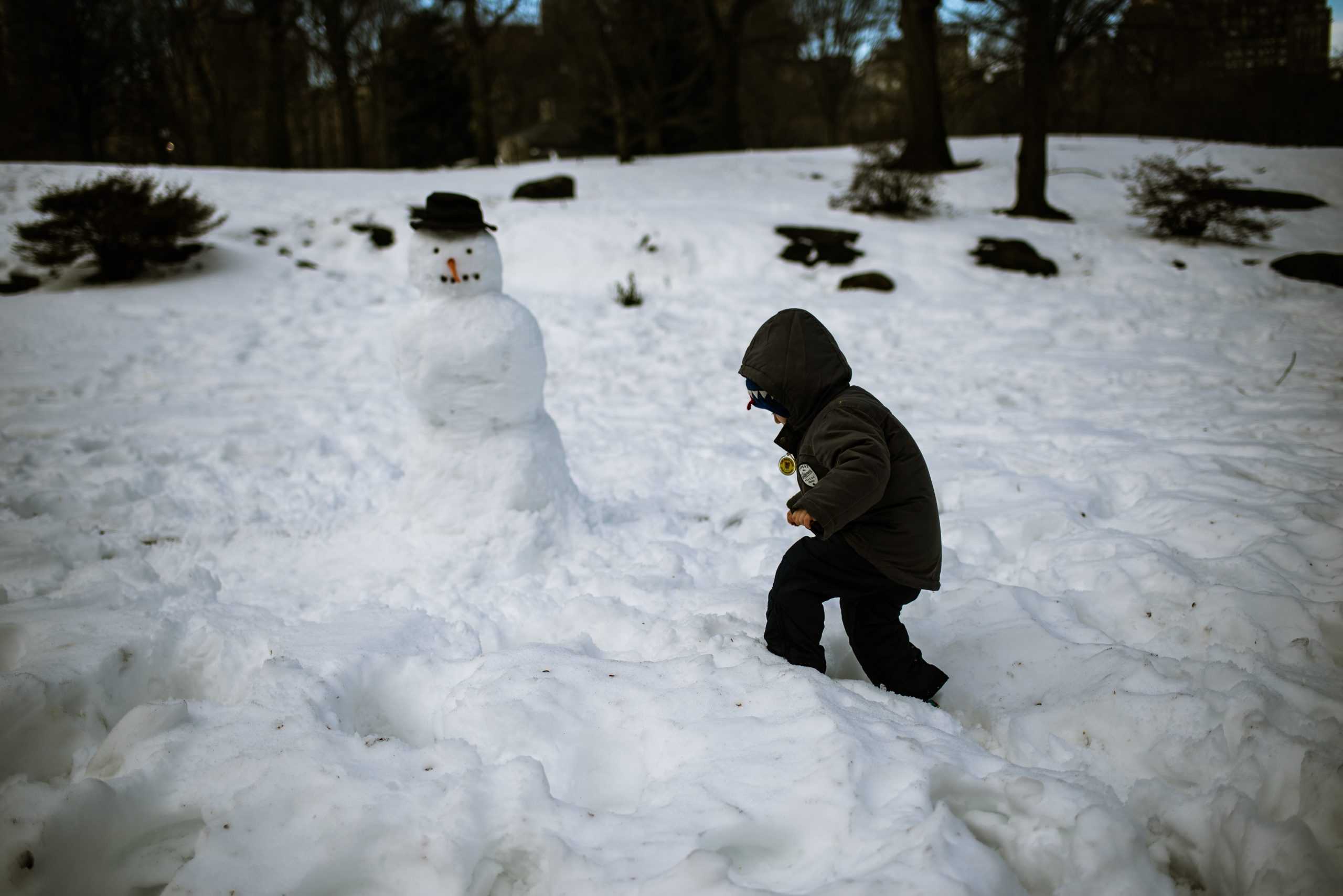 Pourquoi est-il important de jouer dehors en hiver ?